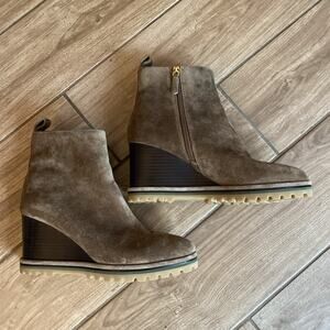 TORY BURCH Suede Logo Lug 85mm Sole Wedge Ankle Booties US 9 River Rock